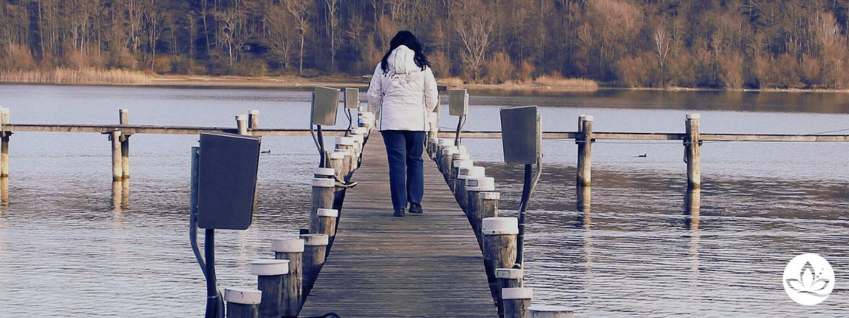 Frau auf Steg