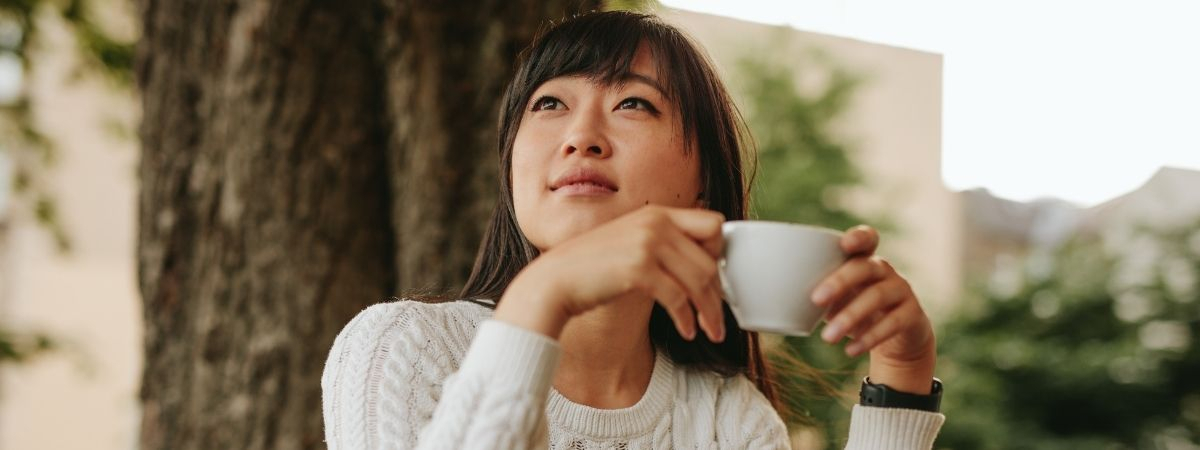Frau mit Kaffee