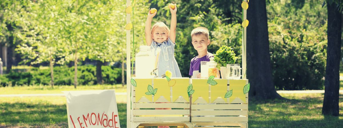 Kinder verkaufen Limonade