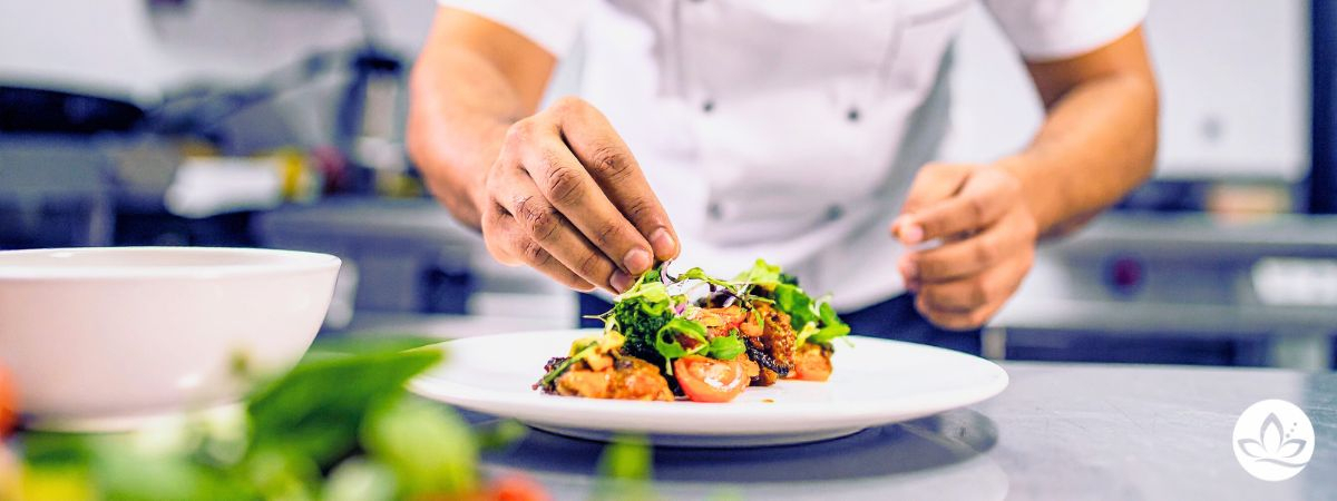 Koch richtet Essen an