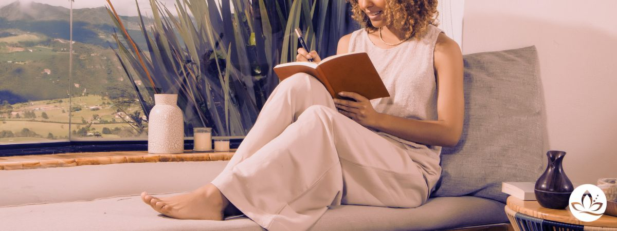 Frau mit Journal auf Fensterbank