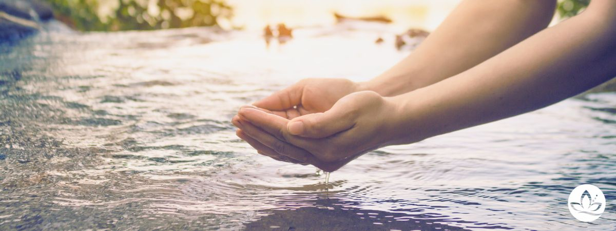 Hände, die Wasser schöpfen